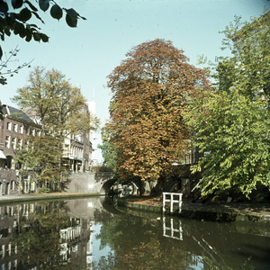 119658 Gezicht over de Oudegracht te Utrecht, uit het zuiden, met op de achtergrond de Jansbrug.